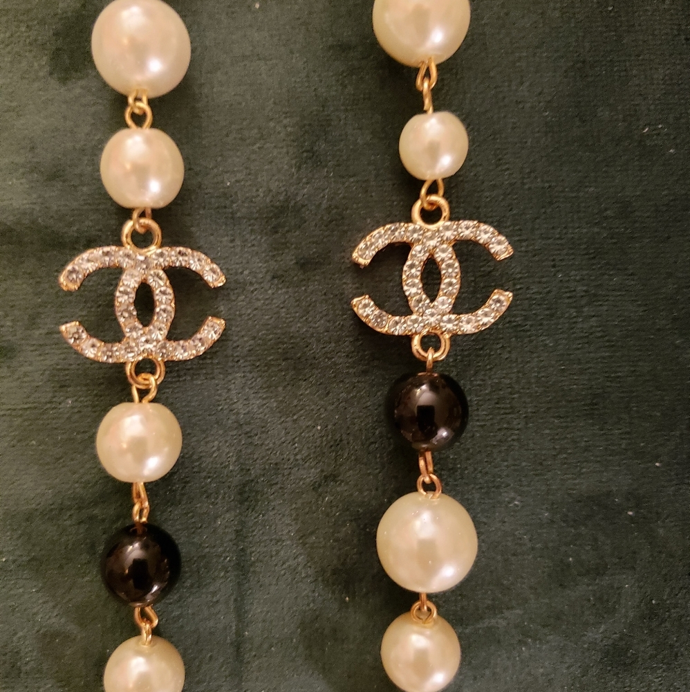 White and black pearl necklace